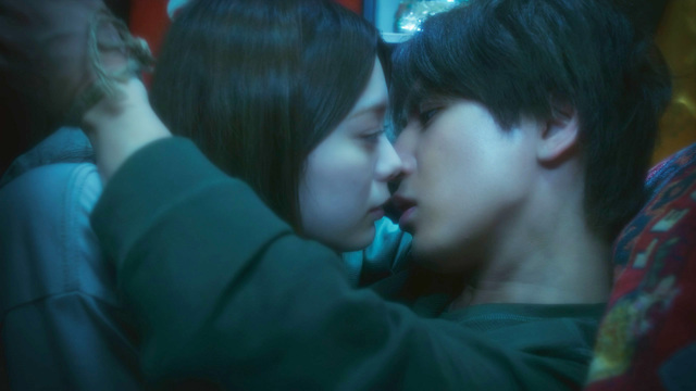 キスでふさいで、バレないで。