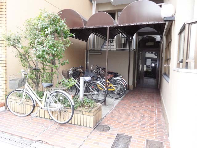 閑静な住宅街に位置し、落ち着いた佇まいです☆