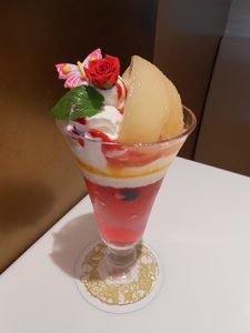 『渋谷西村總本店』道玄坂パーラー「バラと白桃のレアチーズパフェ」
