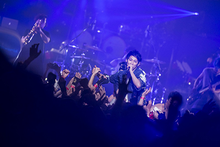 1.12UVERworld01