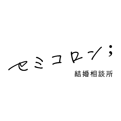 セミコロンのロゴ