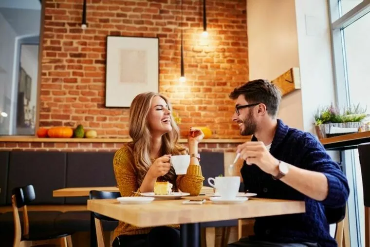 婚活デートの会話を盛り上げる！場面ごとの話題選びと注意点