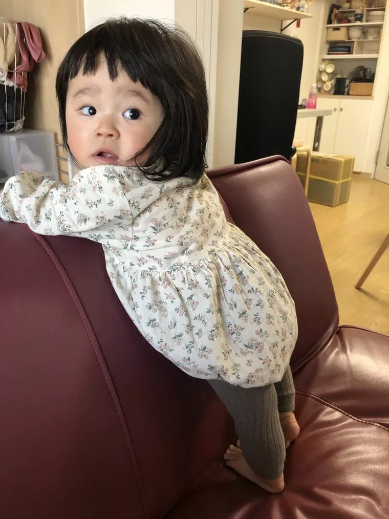 9カ月の娘がつかまり立ちに成功!