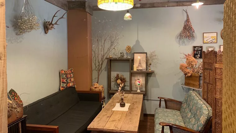 カフェスタイルのへんてこな結婚相談所。