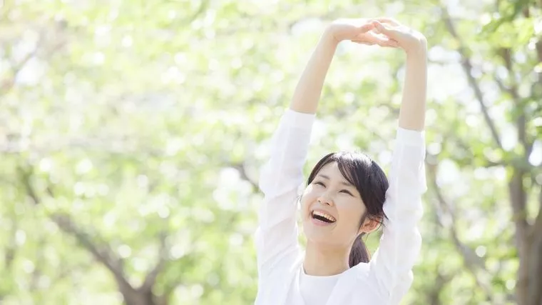 空を見上げて、腕を伸ばしてみよう〜！