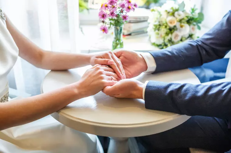 愛かお金か。結婚に必要なのはどっち？