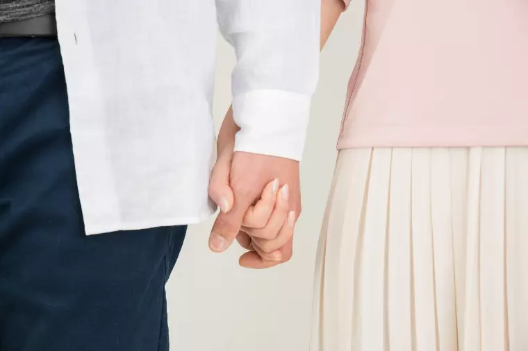 そろそろ手をつなぎたい...その前に知っておきたいサイン