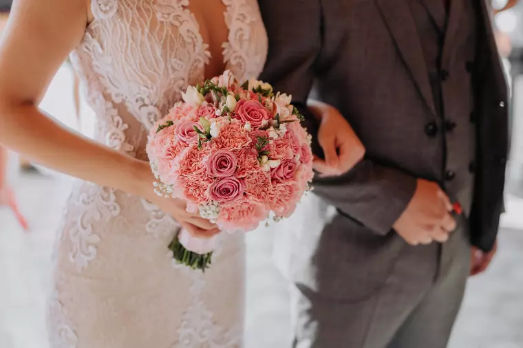 いま結婚式を挙げない人が増えている背景