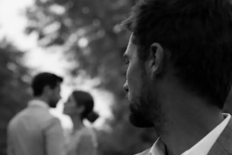 浮気経験がある男性が彼女を疑ってしまう理由