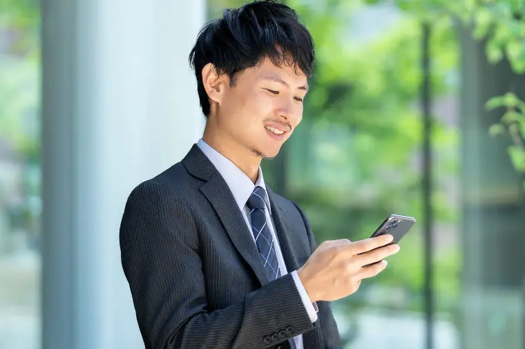 婚活川柳【第19回】 既読待ち スマホを見る手また伸びる