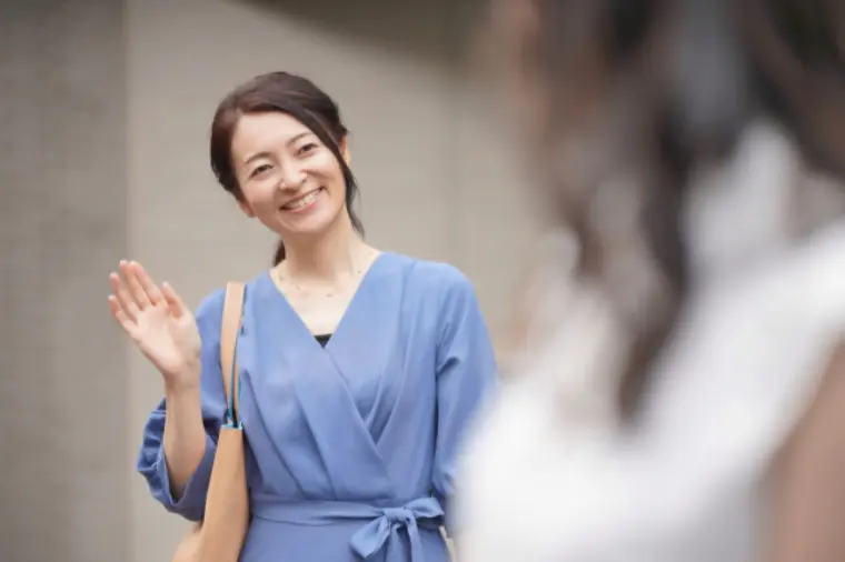 男性が惹かれる“手を振る仕草”の秘密