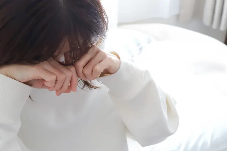 婚活男性がなぜか惹かれる“目を擦る仕草”の理由