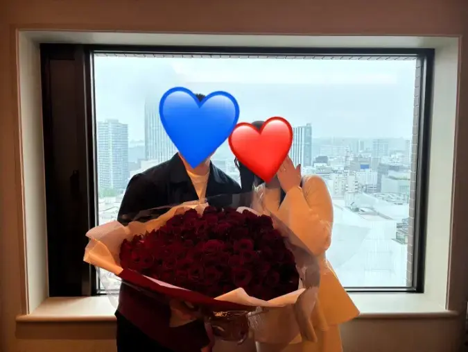 マリッジメディア「108本の薔薇の花束でプロポーズしていただきました♡」- 2