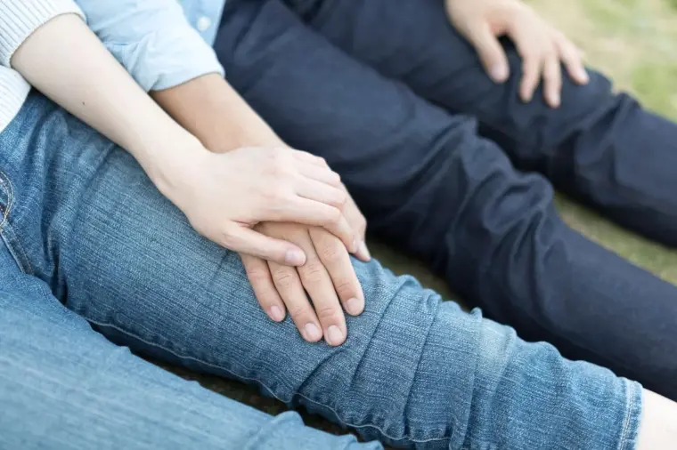 なぜ仲人は「手をつないだ？」と聴くのか