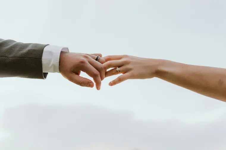 相手に「重い」と思わせない、大人の婚活の自己開示術