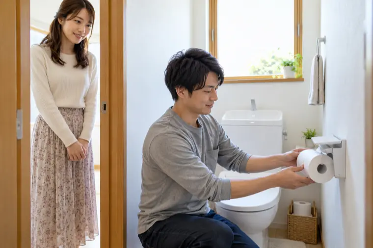 トイレットペーパーの芯は誰が捨てる？