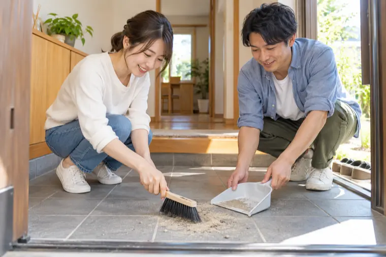 玄関の砂掃除は誰が気づく？