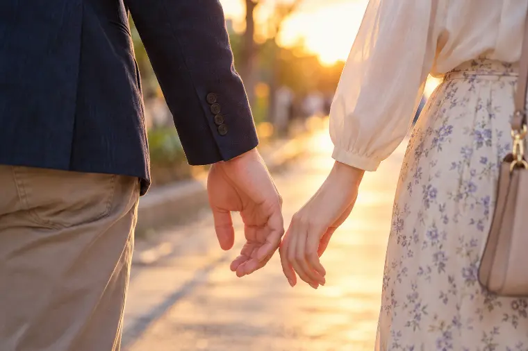 男性が「手をつなぎたい」と思う瞬間。そこに隠された心理