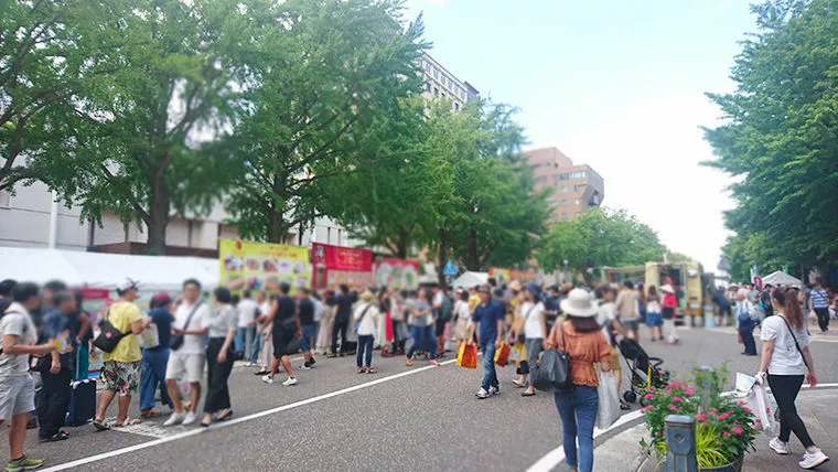 週末のオフィス前のベトナムフェア