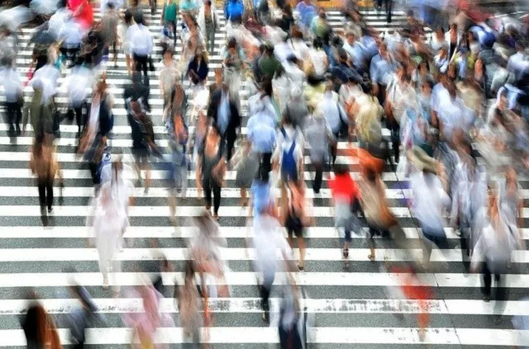 街の雑踏の中ですれ違う赤い糸