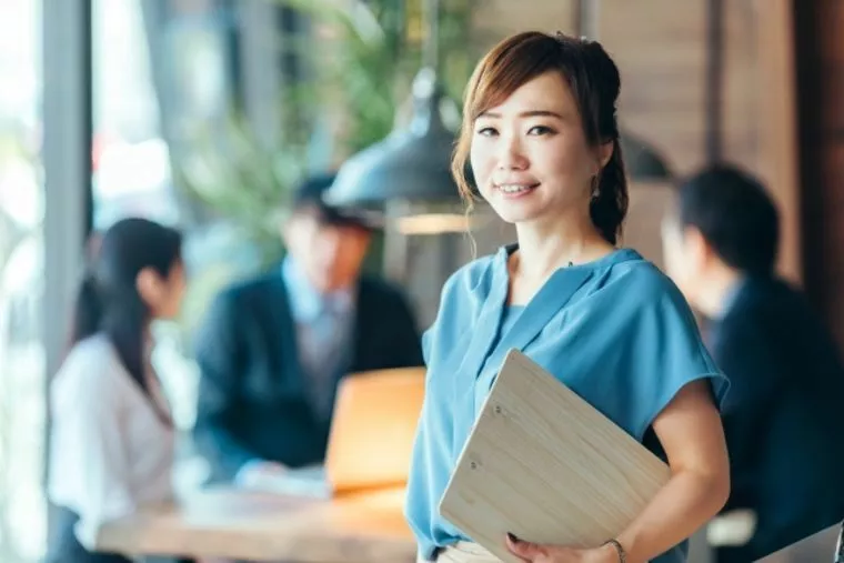 家事手伝いの女性と働いている女性、人気があるのは？