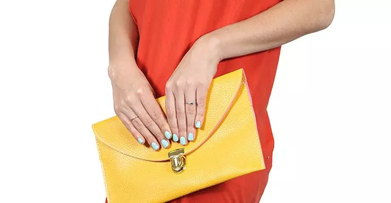 今年は黄色のファッションが流行り