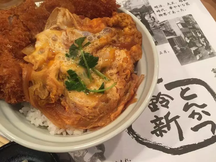 ヒレではなく、ロースかつを頼む女