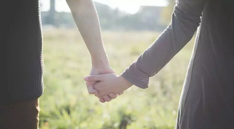 手を繋げない男女