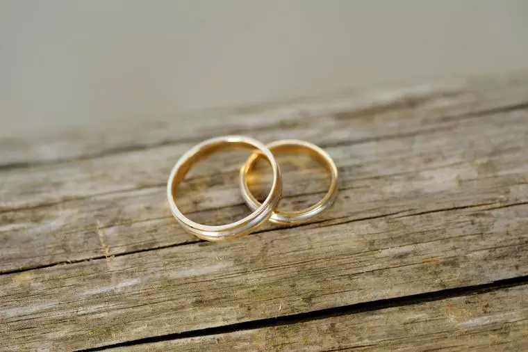 プロポーズの前に指輪の準備をする男