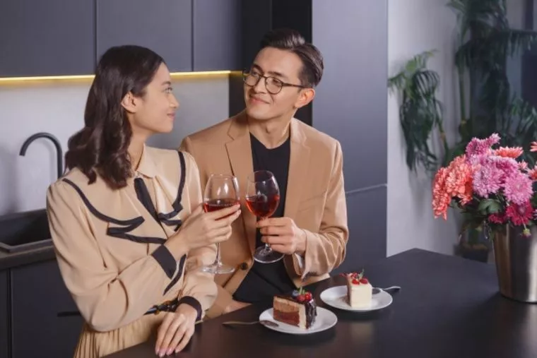 お酒ありのデートだと実は深まらない