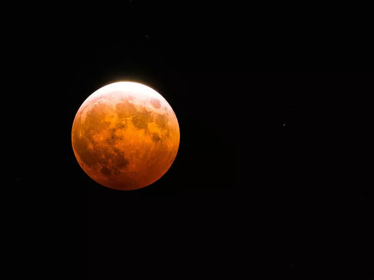 令和最初の皆既月食「スーパーフラワー・ブラッドムーン！」