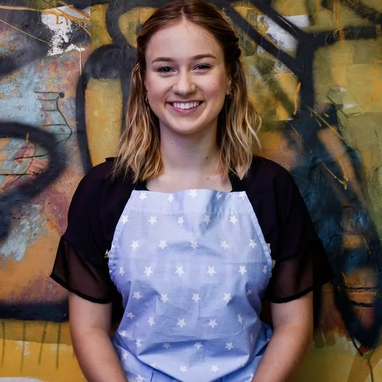 過去を飲み込む女性は品がある