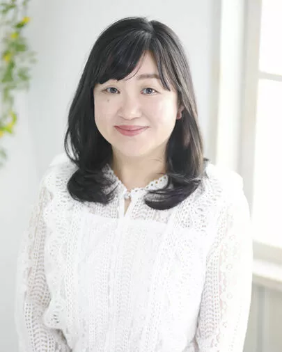 結婚相談所カインド「ロングヘアーとレースのブラウス」-2