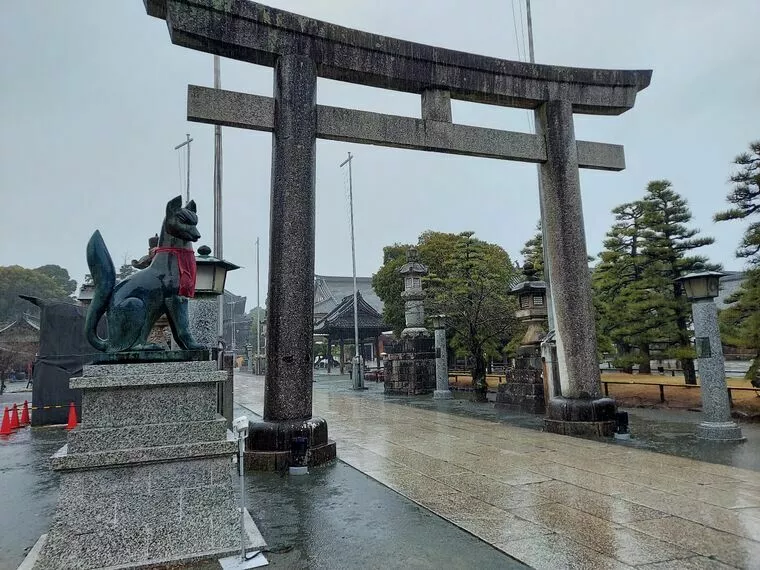 どしゃ降りの雨の中、豊川稲荷へ行ってきました。