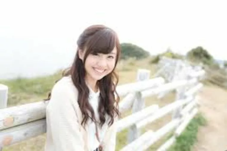 小さな勇気を持って輝く女性！