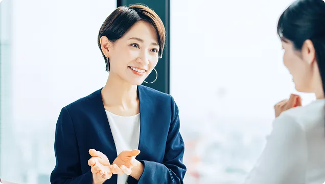 ベテランの女性が提案している写真