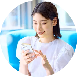 女性が自宅でスマホを見ている写真