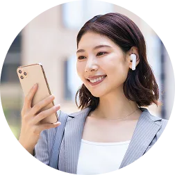 女性が外出先でスマホを確認している写真