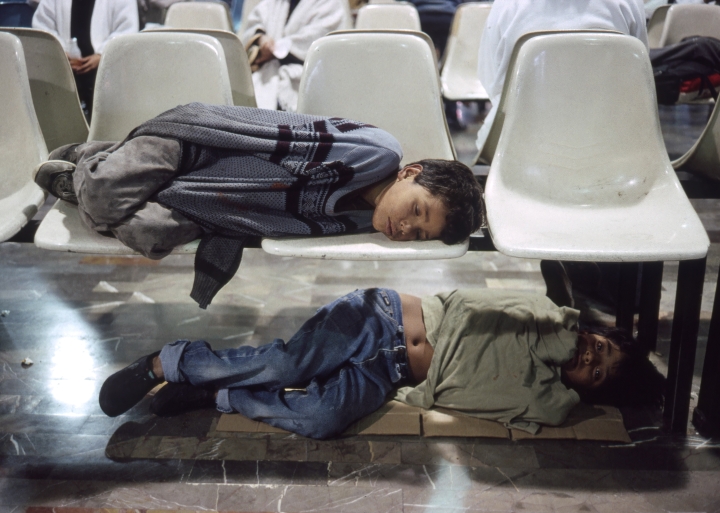 1990年、私（左端）は初めてメキシコシティの路上に暮らす子どもたちと出会った。予想に反し、彼らは人懐っこく、見知らぬ外国人である私たちとの会話を楽しんでいるようだった。写真：篠田有史