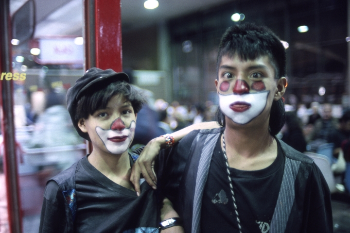 ノエミ（12）とそのボーイフレンドは、トロリーバスの車内でピエロの芸をして日銭を稼いでいた。彼らは後に、ねぐらとしていた廃屋が火事になり、焼死した。（1992年）写真：篠田有史