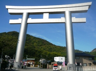 鳥居の下に小さな赤帽車