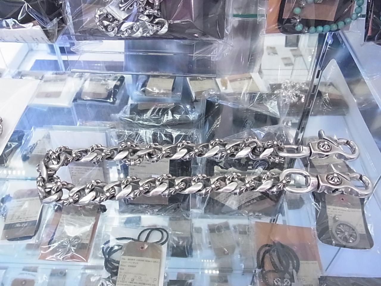 ひとつひとつのチェーンリンクにクロスが配された人気のウォレットチェーン。