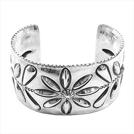 ラリースミス スタンプワーク フラワー バングル シルバー 画像