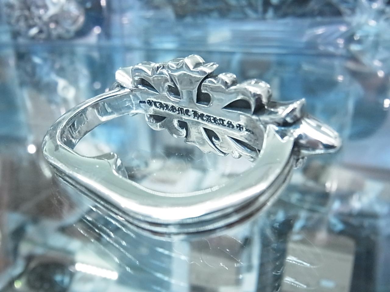 ロングフローラルクロスリングの裏はこんな感じ。メリケンサックみたいです。