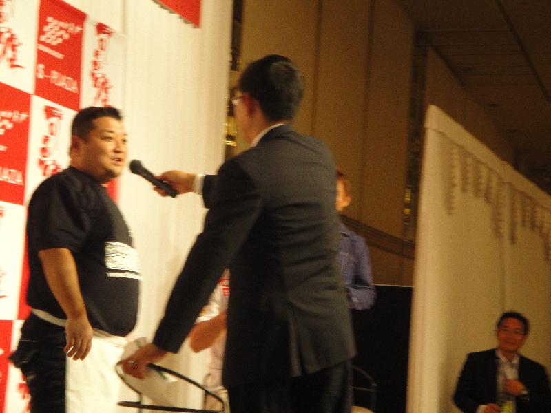 突然壇上に呼ばれる四代目