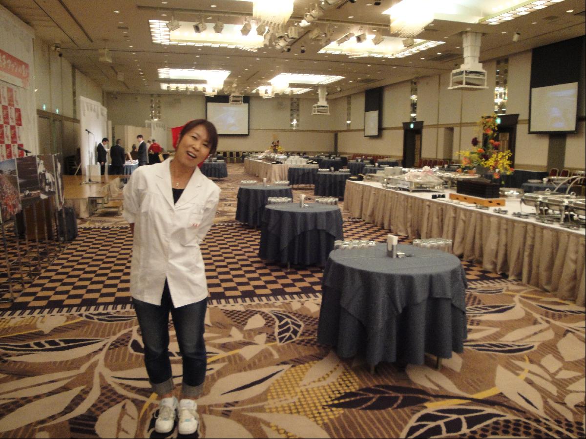 400人分の料理が並ぶ広い会場