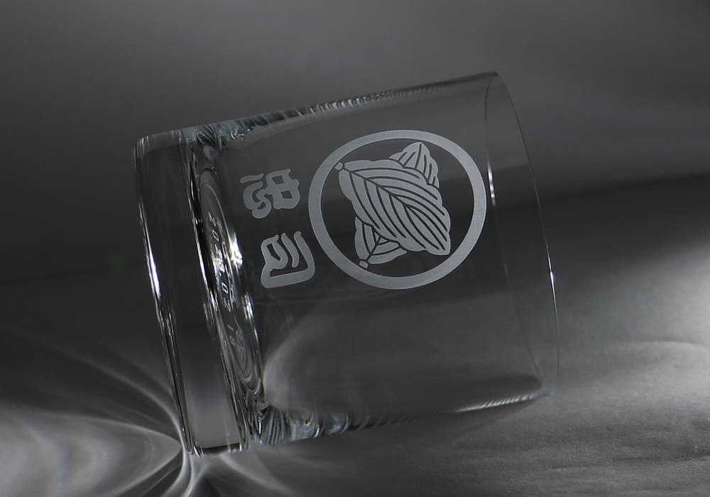 ご要望の家紋をデザインしたオリジナル還暦祝い　名入れグラス