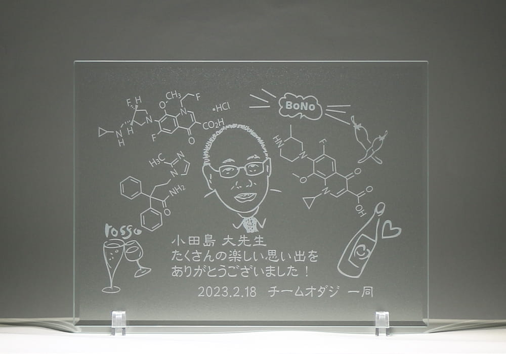 似顔絵やメッセージ、イラストを入れたオリジナルガラス製記念品