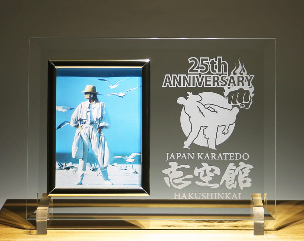企業のロゴマークを刻印した周年記念品・表彰楯、 学校や部活動（サッカー・野球等）の卒業記念・卒団記念