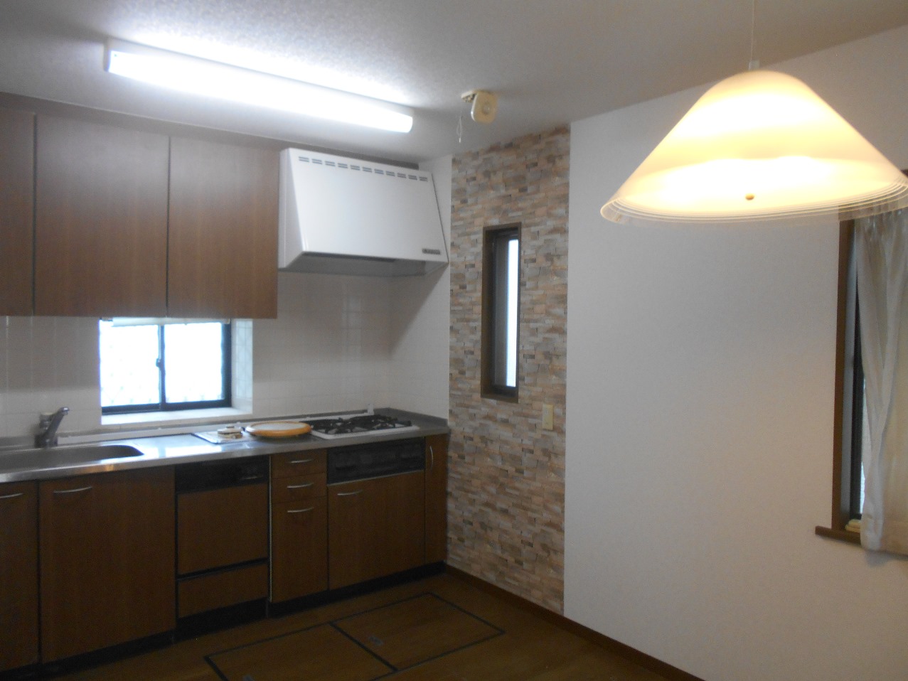 キッチンのアクセント壁紙